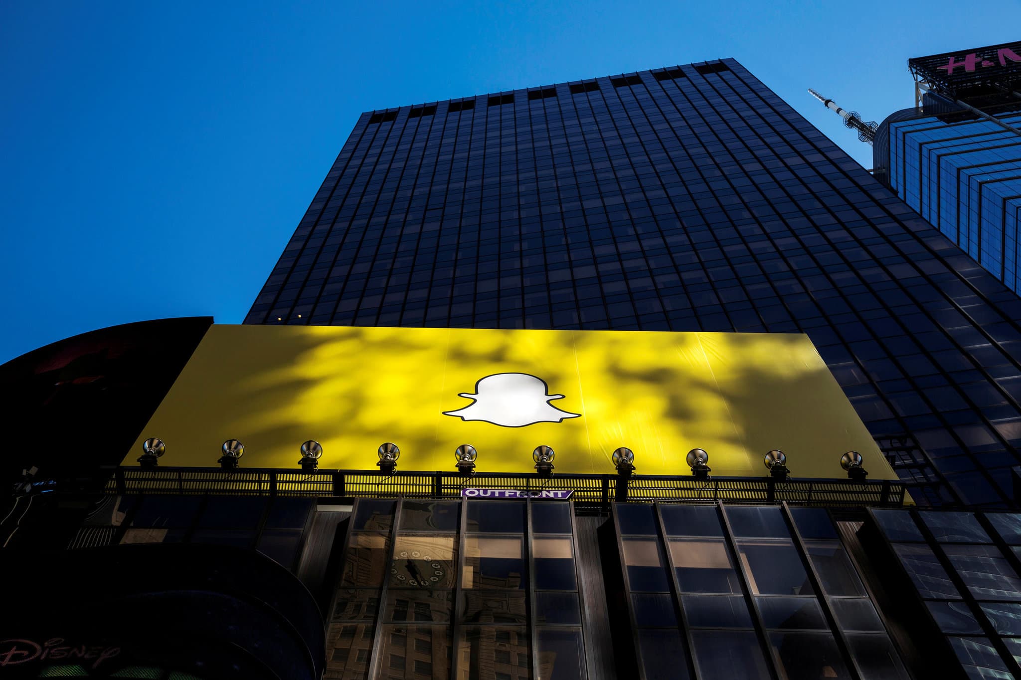 Snap’s 2 Big Problems That Scream ‘Stay Away From the Stock’